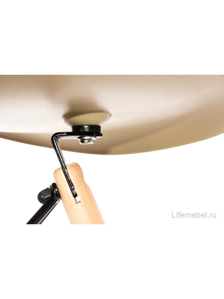 Стул Eames бежевый  / деревянный каркас
