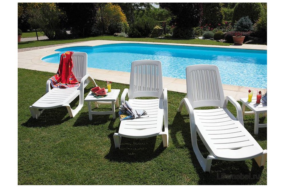 Шезлонг-лежак пластиковый Zanzibar белый