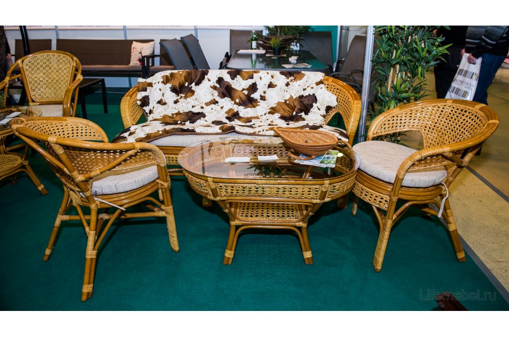 Стол Пеланги коньяк