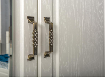 Платяной шкаф Ливерпуль белый / ясень ваниль