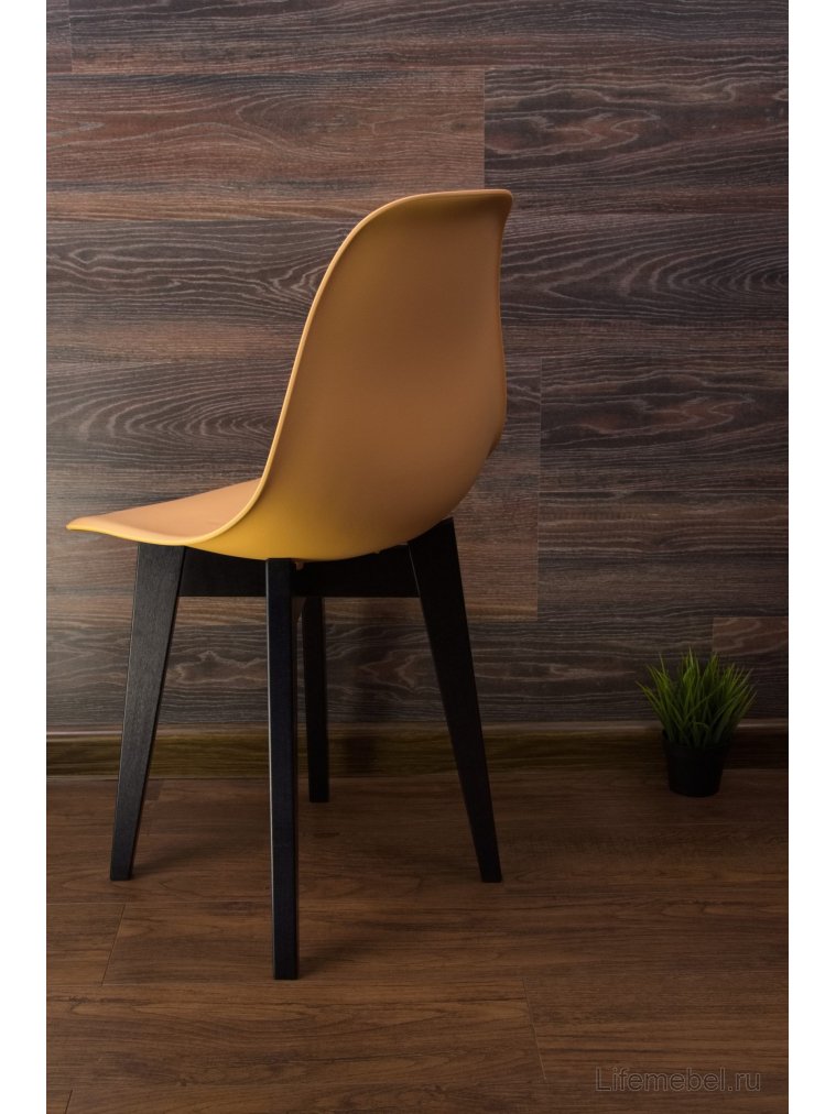 Пластиковый стул Сашш чёрный / персиковый