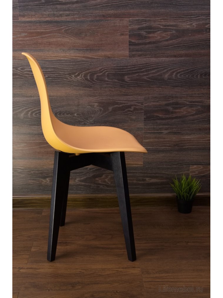 Пластиковый стул Сашш чёрный / персиковый