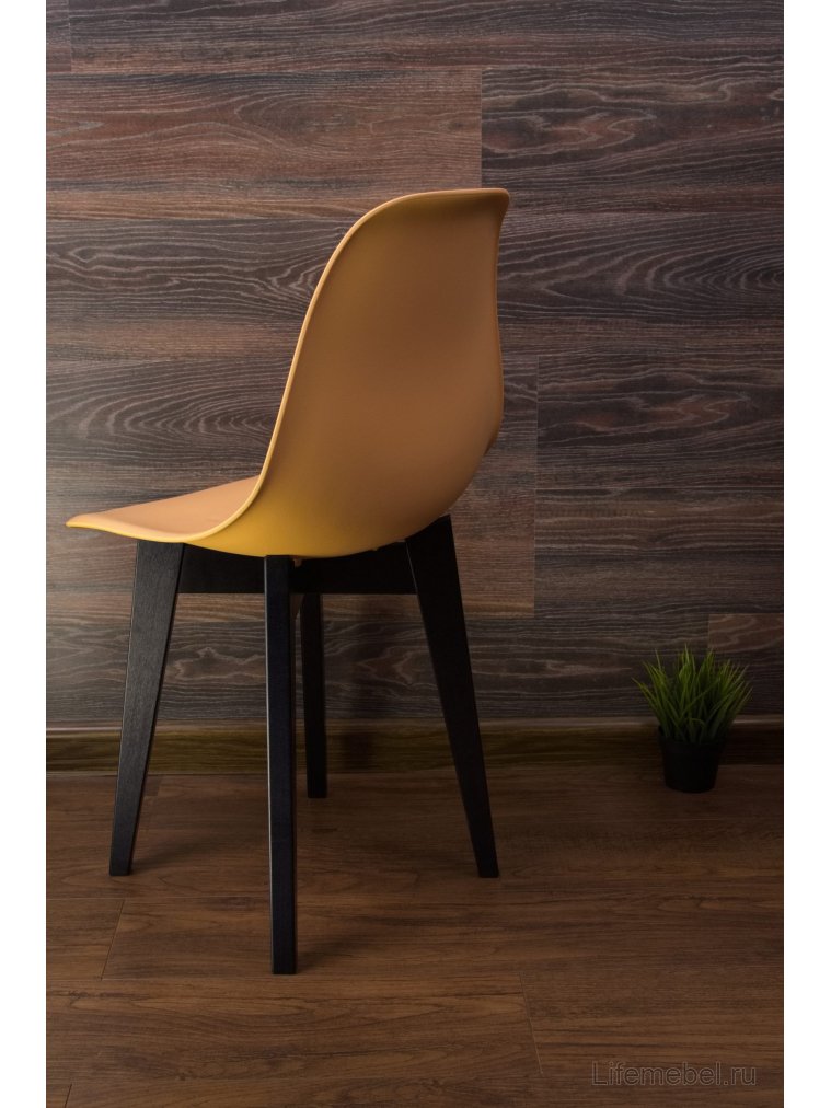 Пластиковый стул Сашш чёрный / персиковый