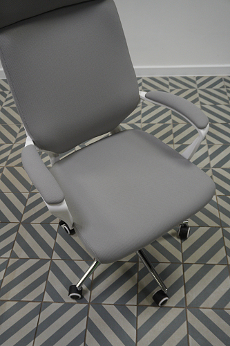 Компьютерное кресло Patra grey fabric из шоурума 1